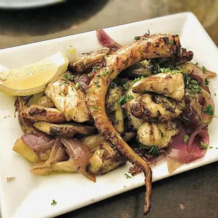 Htapodaki Sti Sgara: Grilled octopus fennel with roasted red onions