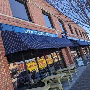 the outside of a restaurant