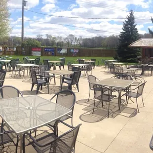 Patio is empty at lunchtime today, but I&apos;d bet it gets rockin&apos;.