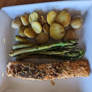 Salmon with potatoes and asparagus