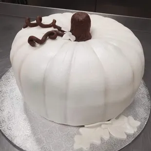 Pumpkin centerpiece cake