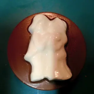A wedding couple chocolate covered Oreo cookie, available on wedding cookie trays upon request.