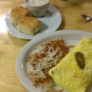an omelet and hash browns