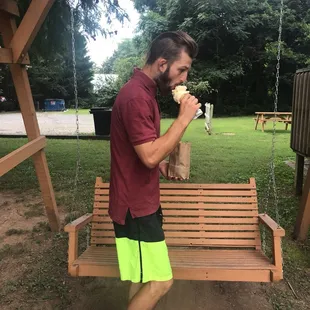 Swinging bench