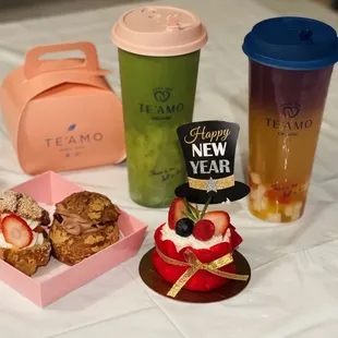 Fresh Yogurt with Lake Michigan w/ Tri Q Teamo Te'amo Matcha Latte Cream Puff Lucky bag