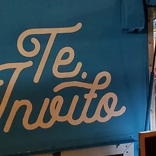 Logo "Te Invito" w/Korie in background
