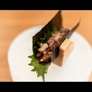 u.kae (raw beef with perilla leaves, dry garlic)