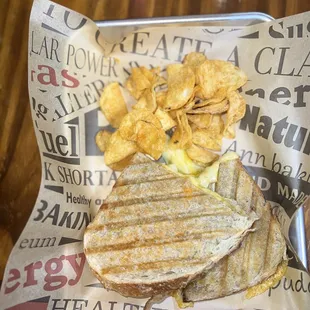 Chezzy Grill Sándwich and chips.