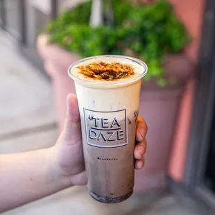 Oreo brûlée - Oreo black milk tea with creme brûlée