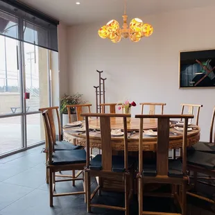 a dinning table with six chairs