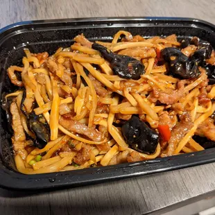 Pork with garlic sauce (鱼香肉丝)