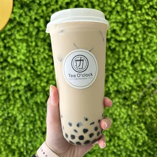 dark roast oolong milk tea (L) w/ boba