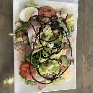 Chef&apos;s salad with avocado and chicken