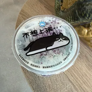 Cute chill cat on lid :)