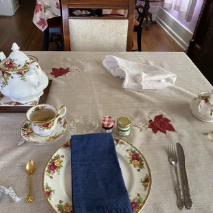 Royal Doulthon dishes!