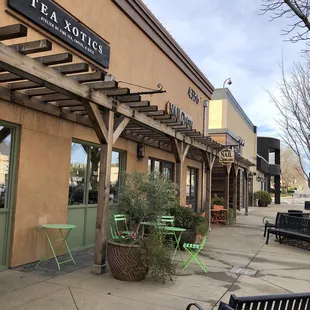 Cute outdoor area. They have no indoor seating.