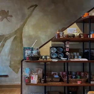 Ceramics and other goods by the counter