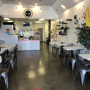 A shot of the restaurant.