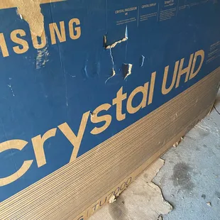 Damaged box that didn't protect the screen