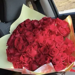 Horrible worse bouquet I have ever recibe!!! Not worth going there specially if u spend a good amount of money to make someone&apos;s day!!!