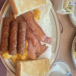 a plate of breakfast food