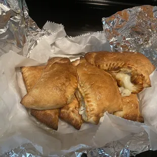 Cheesy garlic bread!!!!! Has a garlic butter on top and smells soooooo good!