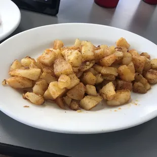 a plate of potatoes and bacon