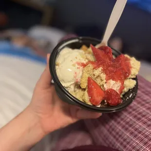 Strawberry shortcake to go