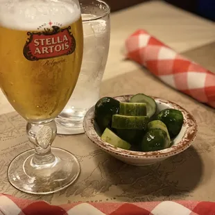 Drafts Stella beer &amp; free pickles !