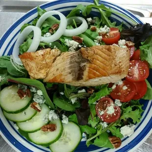 Salmon spring mix salad