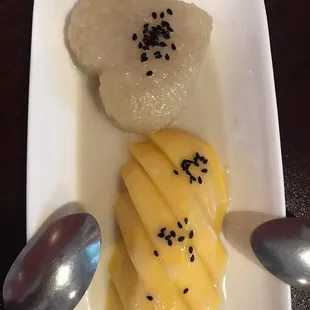 Mango with sweet rice
