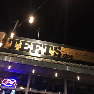 the front of a restaurant at night