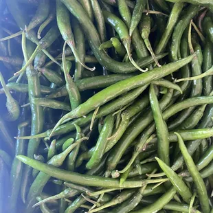 a close up of green beans