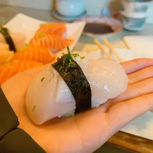 Scallop nigiri