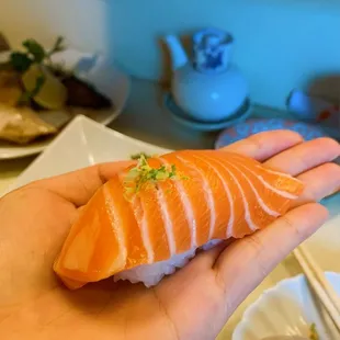 Salmon nigiri