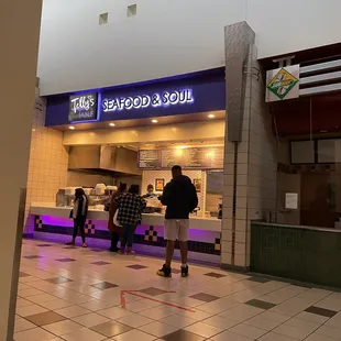 Telly's table seafood and soul inside of the mall