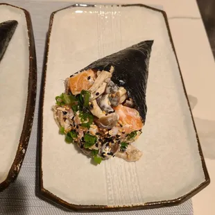 Shimeji salmon hand roll