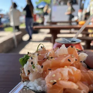 Temaki salmón and shrimp