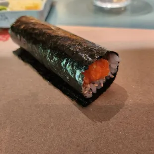 Salmon hand roll
