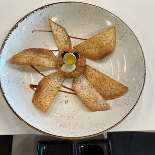 Salmon Tartare w Taro Chips