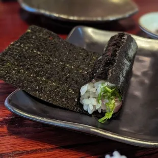 Negihama (yellow tail &amp; scallion hand roll)