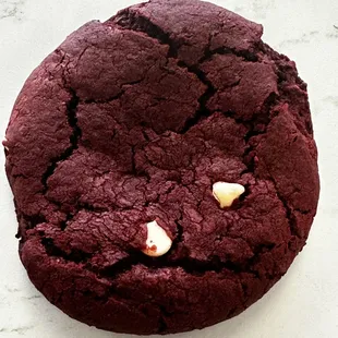 Red velvet chunky cookies