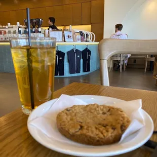 Iced green tea and cookie