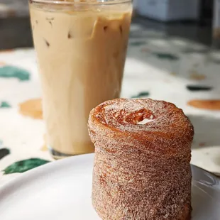 Cinnamon Cream Cheese Cruffin - IG:@barriegudfood