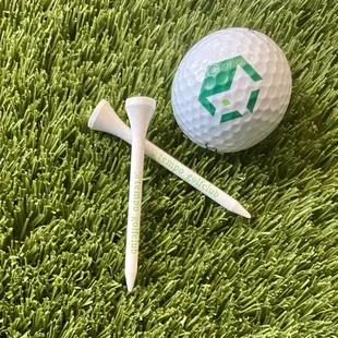 Tempo Golf Club ball and tee.