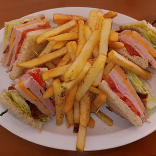 Club sandwich w/fries