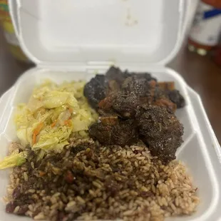 Oxtail plate with peas and rice and cabbage