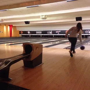 Totally dead on Wednesday evening before 6. We had the place to ourselves. Try to get there an hour before the bowling league.