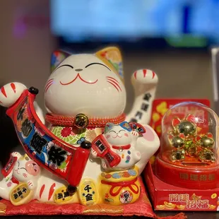 Manekineko at the register
