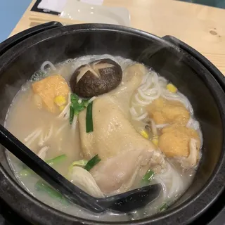 R17. Chicken Rice Noodles with Chicken Leg